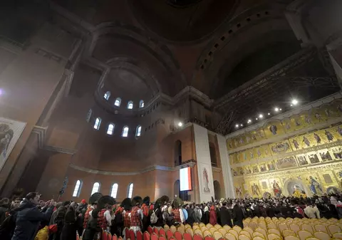 FOTO | Imagini din interiorul Catedralei Mântuirii Neamului. Patriarhul Daniel spune „este totuşi mică în raport cu populaţia credincioşilor care sunt afară”