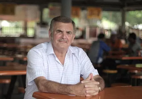 Povestea incredibilă a unui galez care a descoperit că este fiul unui sultan malaezian