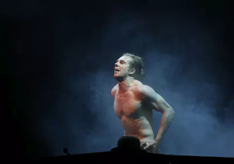 Băiatul teribil al teatrului românesc și-a serbat ziua pe scenă! Actorul Lari Giorgescu a avut parte de o aniversare-surpriză în turneu la Cluj