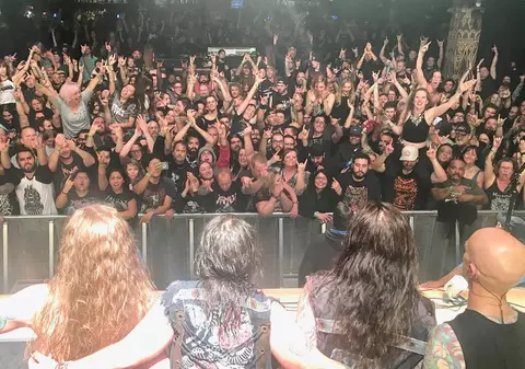 Dați afară de la concert pentru că au făcut sex în primul rând! Chiar trupa le-a făcut „reclamă” pe Facebook