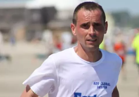 REPORTAJ/ Un om cu o inimă uriașă! Povestea emoționantă a militarului care aleargă pentru a ajuta copii bolnavi: "Ne dădeam încălțările de la unul la altul" (FOTO)