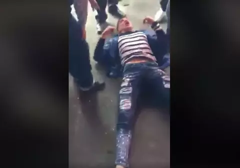 VIDEO / Primele imagini cu atacatorul din Brăila. A fost culcat la pământ de clienții mall-ului