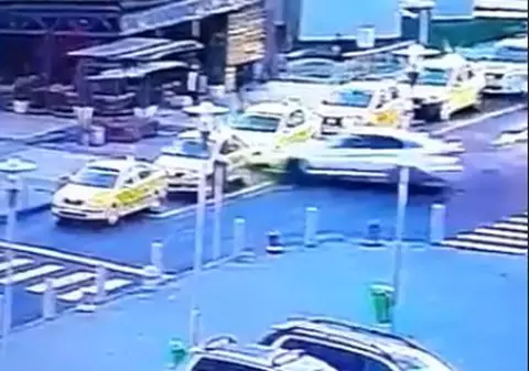 VIDEO | Imagini șocante surprinse lângă un mall din București. Un șofer a intrat în plin în două taxiuri parcate