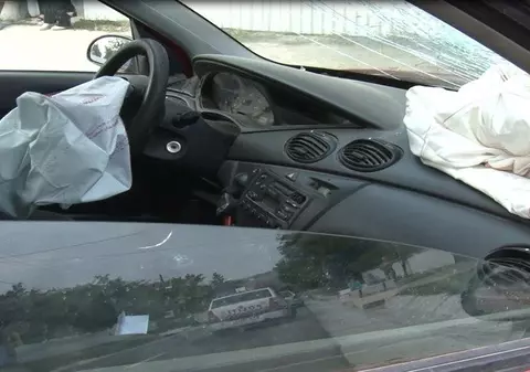 Un bărbat fără permis urmărit de Poliție a intrat cu mașina într-un gard. Polițiștii au tras cu pistolul, dar nu l-au prins