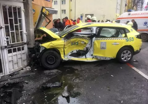 Accident neobișnuit la Sibiu, soldat cu patru victime! Două mașini au ajuns într-un zid