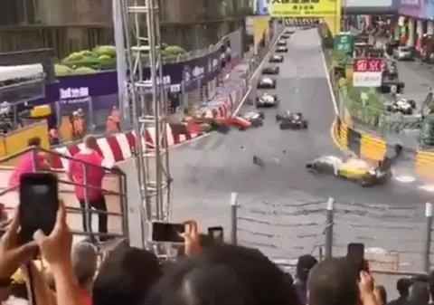 VIDEO | Accident terifiant în Formula 3. Cinci persoane au fost rănite