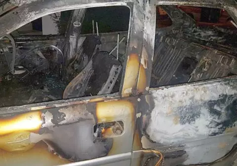 O tânără i-a incendiat mașina iubitului ei! Fata e de negăsit