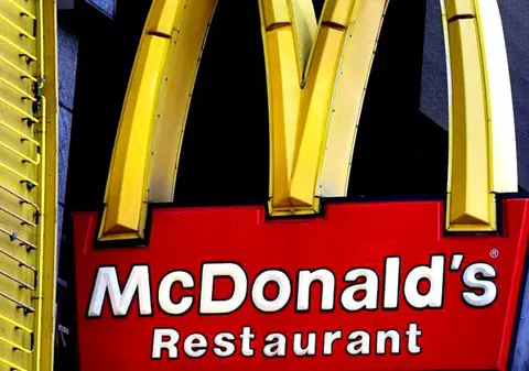 Un angajat dintr-un restaurant McDonald’s a bătut un client până când l-a lăsat inconștient. Violențele au fost filmate / VIDEO