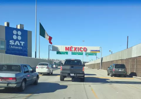 Polițiștii au dat cu gaze lacrimogene la punctul de trecere al frontierei dintre San Diego şi Tijuana. Migranții s-au cățărat pe zid