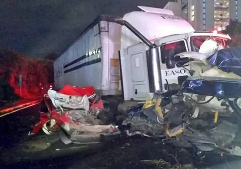 Accident cu 10 morţi și 40 de răniți, pe autostradă. Un tir scăpat de sub control a făcut ravagii