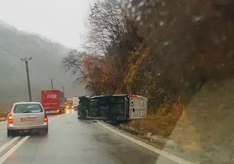UPDATE| O dubiță s-a răsturnat pe Valea Oltului