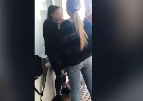 O adolescentă din Constanța a fost bătută de trei colege. Motivul răzbunării violente