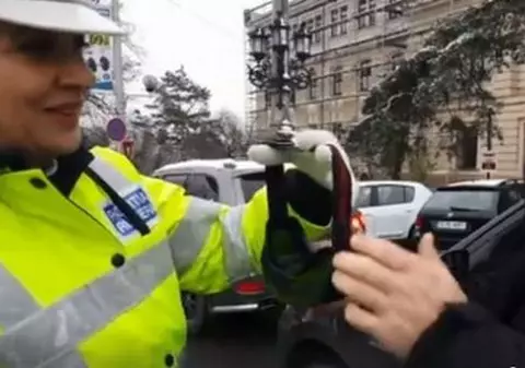 Polițiștii i-au oprit sâmbătă pe șoferii din Iași și le-au pus la ochi ochelari speciali. Care a fost efectul |VIDEO