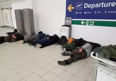Sute de români sunt blocați la Londra, pe Aeroportul Luton. Cursa spre Cluj a fost anulată