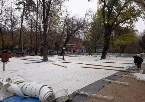 FOTO/ Ce “ispravă” a făcut municipalitatea din Focșani. Patinoarul pentru sărbătorile de iarnă va fi montat în Parcul Central, printre copaci și un stâlp de electricitate