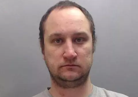 Un polițist pedofil este cercetat după ce a violat o fată în vârstă de 13 ani. Mesajele bolnave trimise de bărbat victimei lui