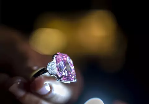 Preț record pentru un diamant roz. S-au plătit 50 de milioane de dolari pentru Pink Legacy