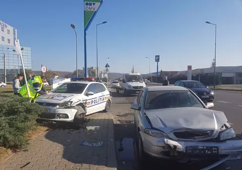 FOTO/ Mașină de poliție, împlicată într-un accident într-o benzinărie din Vaslui. Un agent a ajuns la spital