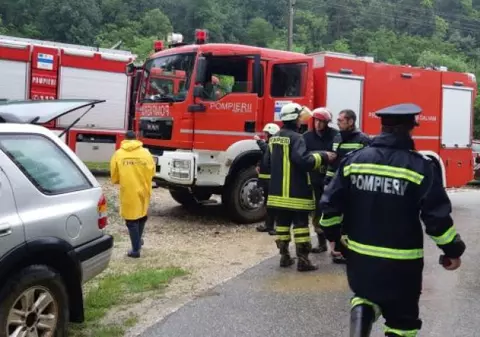 Un bărbat din Bistrița a scăpat cu viață după ce a fost prins sub un mal de pământ. Cine a ajutat pompierii