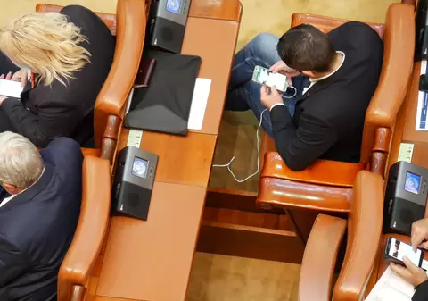 VIDEO/ GameLand în Parlament! Şedinţa solemnă de Centenar, marcată de aleși cu jocuri pe telefon, poze şi muzică în căşti. Reacţia unui senator filmat distrându-se: "Aşa, şi?"
