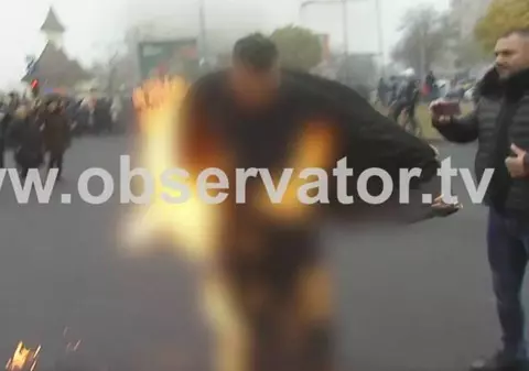 IMAGINI ȘOCANTE / Gest extrem, la sfințirea Catedralei Neamului. Un preot și-a dat foc