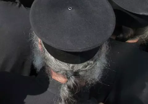 Politist mușcat și agresat de un popă beat. Conducea cu spatele și a refuzat testarea alcoolemiei