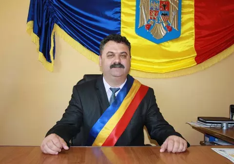 Primarul prins la furat într-un hotel nu este la prima abatere. A fost filmat cu un parfum, la supermarket, pe când era polițist comunitar