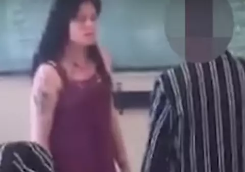 Un elev a fost filmat când a agresat profesoara: "Ești grozavă!" | VIDEO