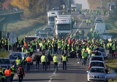 48 de polițiști au fost răniți în confruntările de la Toulouse, din Franța. Vestele galbene, scene de guerilă urbană