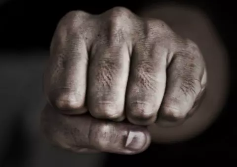 Un bărbat și-a prins logodnica în pat cu cel mai bun prieten al lui. Cei doi bărbați s-au răfuit în plină stradă și au fost fotografiați de trecători