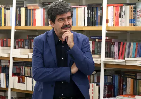 Radu Paraschivescu, la Interviurile Libertatea LIVE. A lansat o carte cu vorbe de duh ale politicienilor și cu un capitol dedicat premierului Dăncilă