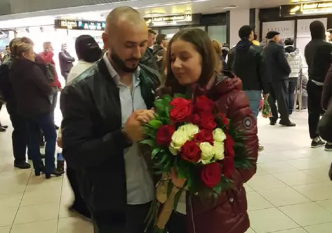 FOTO | Un fost concurent de la "Mireasă pentru fiul meu" și-a cerut iubita de soție în aeroport