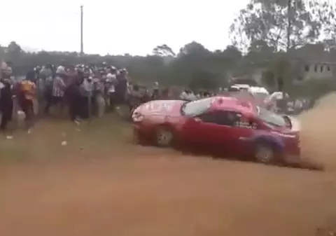VIDEO ȘOCANT | Momentul în care o mașină de raliu lovește spectatorii adunați pe margine, la o cursă. Cel puțin cinci oameni au murit, 10 au fost răniți