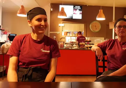 REPORTAJ/Mica Românie de la Cercul Polar. Roxana a terminat Dreptul în ţară, iar acum e în clasa întâi în Skjervøy, Norvegia - VIDEO