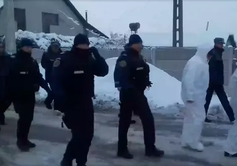VIDEO| Zeci de jandarmi au intervenit într-un sat din Olt unde locuitorii nu au acceptat să le fie omorâți porcii suspectați de pestă porcină