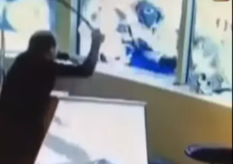 VIDEO | S-au apărat de hoți cu săbiile! Scene incredibile în timpul unui jaf
