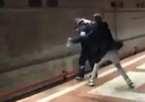 VIDEO | Imagini șocante în stația de metrou Piața Sudului. Un student a salvat un om care voia să se arunce în fața trenului