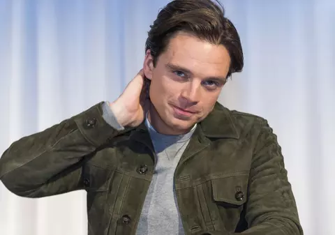FOTO&VIDEO/ Sebastian Stan, complet gol pe un scuter pe străzile din Atena. Cine e femeia dezbrăcată care s-a lipit de el