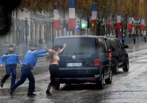 Protest topless în apropiere de coloana oficială a lui Donald Trump / FOTO&VIDEO