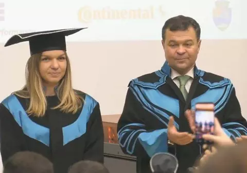 Simona Halep este Doctor Honoris Causa al Universității de Vest Timișoara. Liderul WTA a primit în dar un tablou!