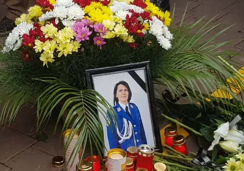 Slujbă de pomenire pentru Irina Airinei, jardarmerița ucisă în Suceava. Zona accidentului a devenit loc de pelerinaj / FOTO