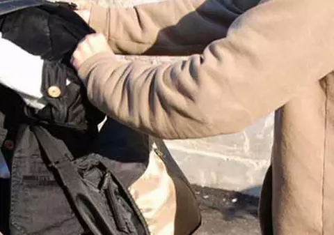 O fetiță de 11 ani din Iași a fost tâlhărită pe stradă. Tocmai ieșise de la școală
