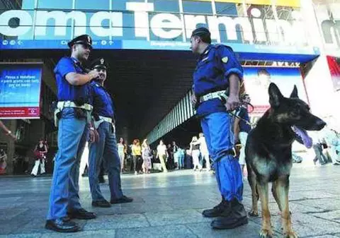 Un român de etnie romă a rănit un polițist cu o șurubelniță în fața gării Termini din Roma!