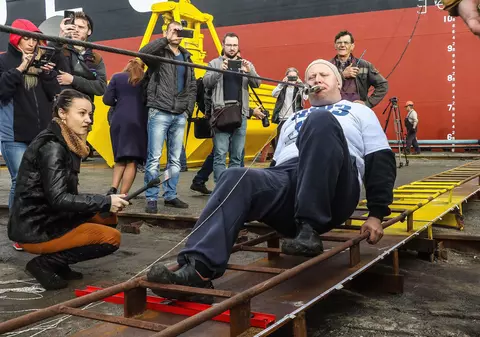 VIDEO Un ucrainean a stabilit un nou record național la tractat vapoare cu dantura