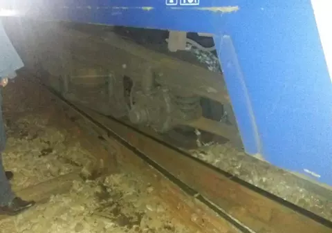 Un tren de călători a deraiat lângă Roșiori Nord, în zona unui macaz. Traficul feroviar este afectat