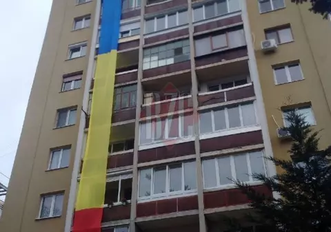 Un tricolor imens a fost arborat pe un bloc din Gheorgheni, cu ocazia Centenarului