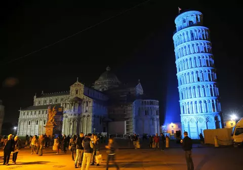 Turnul din Pisa nu mai e la fel de înclinat