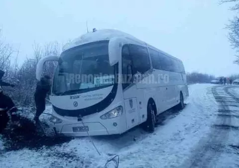 Un autocar s-a răsturnat în județul Buzău. Nouă oameni, la spital