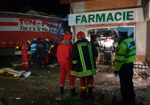 Un camion a intrat într-o farmacie din Valea Călugărească. Șoferul a murit pe loc