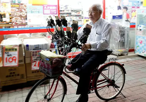 Un pensionar din Taiwan se joacă Pokemon Go pe 15 telefoane. Face asta în timp ce merge pe bicicletă / FOTO&VIDEO